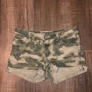 Camo print Levi shorts
